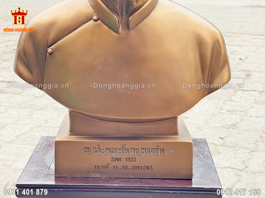 Pho tượng được đúc hoàn toàn từ đồng đỏ nguyên chất có độ bền chắc chắn cao